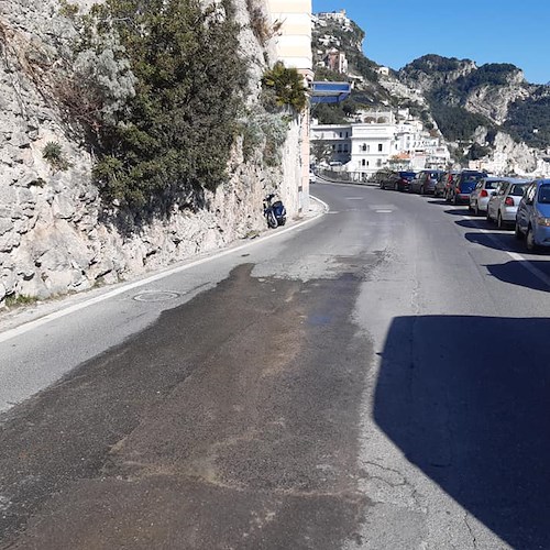 Amalfi, da giorni una perdita d'acqua in via Mauro Comite. Laudano: «Rischio per le due ruote»