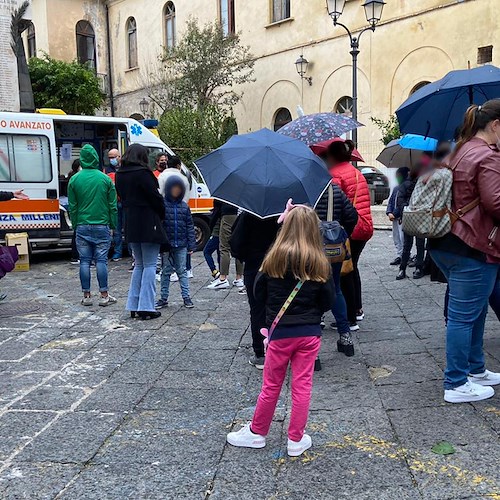 Amalfi, disagi per i tamponi molecolari agli alunni: un unico dottore e fila dalle 9 in Piazza Municipio