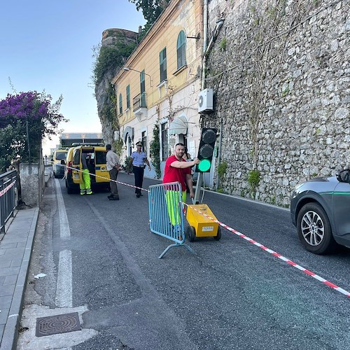 Amalfi, dopo frana si circola a senso unico alternato. Rocciatori al lavoro / FOTO 