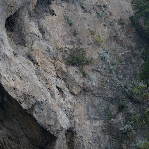 Amalfi: fenditure sulla grotta del "Cieco" destano preoccupazione, si notano massi in "bilico" /FOTO