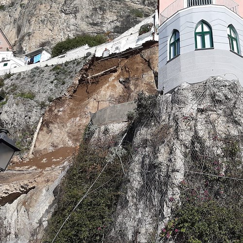 Amalfi, frana impressionante occlude galleria sulla SS163 e arriva fino al lungomare /FOTO e VIDEO
