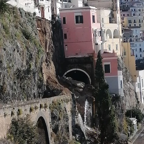 Amalfi, frana impressionante occlude galleria sulla SS163 e arriva fino al lungomare /FOTO e VIDEO