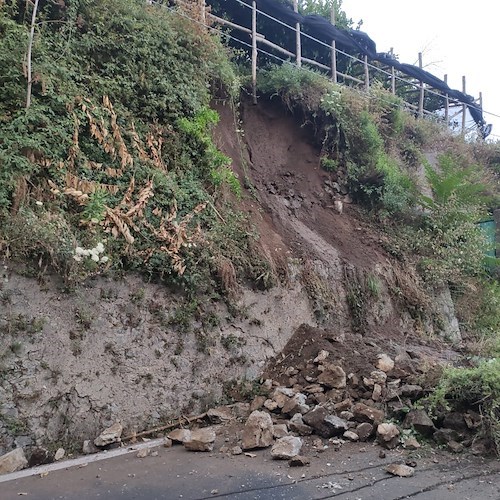 Amalfi, frana nei pressi del bivio per Agerola: rimossi in tempi record i detriti caduti sulla carreggiata / FOTO 