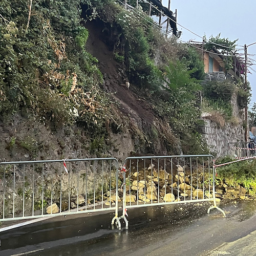 Amalfi, frana nei pressi del bivio per Agerola: rimossi in tempi record i detriti caduti sulla carreggiata / FOTO 