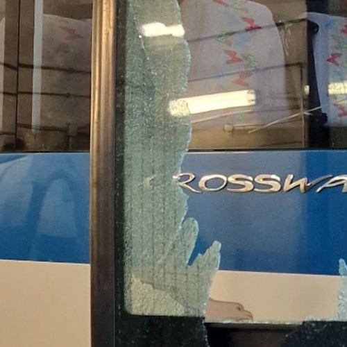 Amalfi, giornata di follia: turista non riesce a salire sul bus e infrange il vetro con un pugno 
