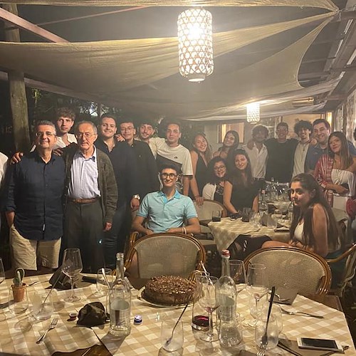 Amalfi: il prof. Gargano va in pensione, a salutarlo i suoi affezionati alunni