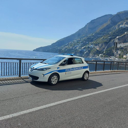 Amalfi, la polizia municipale si dota di una nuova auto elettrica 
