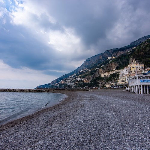 Amalfi, malore improvviso in spiaggia: uomo trasferito in elicottero al "Ruggi"