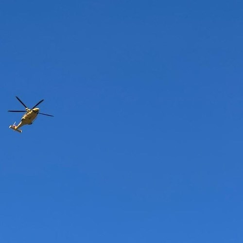 Amalfi, malore improvviso in spiaggia: uomo trasferito in elicottero al "Ruggi"
