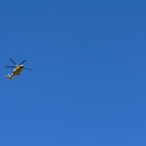 Amalfi, malore improvviso in spiaggia: uomo trasferito in elicottero al "Ruggi"
