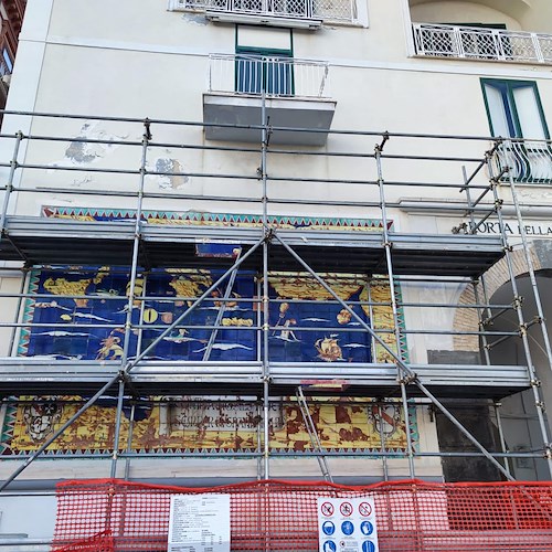 Amalfi, pannello maiolicato della Porta della Marina tornerà all'antico splendore: al via il restauro 
