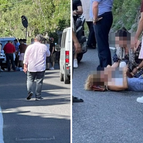 Amalfi, travolta da scooter mentre attraversa la strada: turista in ospedale 