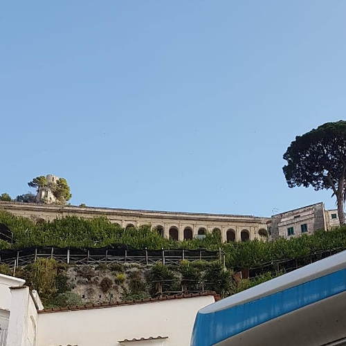 Amalfi, turista francese sviene per shock anafilattico: carabiniere conosce la lingua e allerta i sanitari 