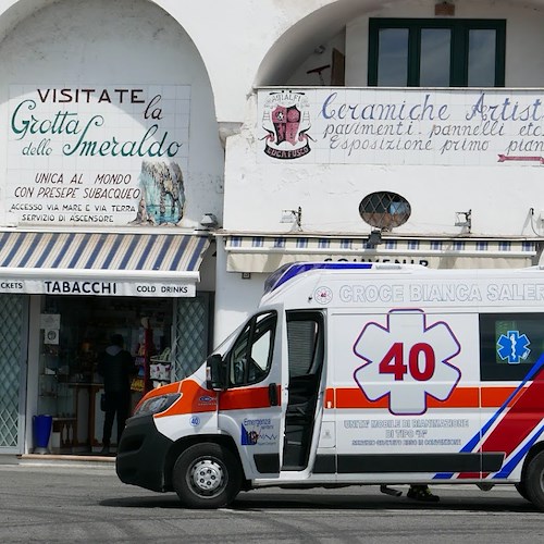 Amalfi, turista francese sviene per shock anafilattico: carabiniere conosce la lingua e allerta i sanitari 
