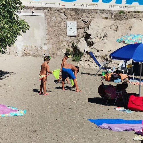 Amp Punta Campanella ripulisce spiaggia libera del Fico, spazio anche per momento educativo con i bambini