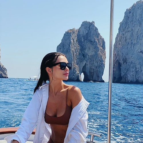 Amy Jackson, per la star del cinema indiano relax tra Positano e Capri [FOTO]