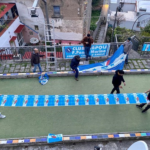 Anche Praiano si prepara a festeggiare lo scudetto del Napoli, addobbata piazza San Gennaro / FOTO 