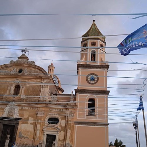 Anche Praiano si prepara a festeggiare lo scudetto del Napoli, addobbata piazza San Gennaro / FOTO 