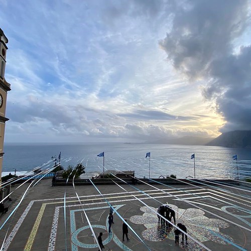 Anche Praiano si prepara a festeggiare lo scudetto del Napoli, addobbata piazza San Gennaro / FOTO 
