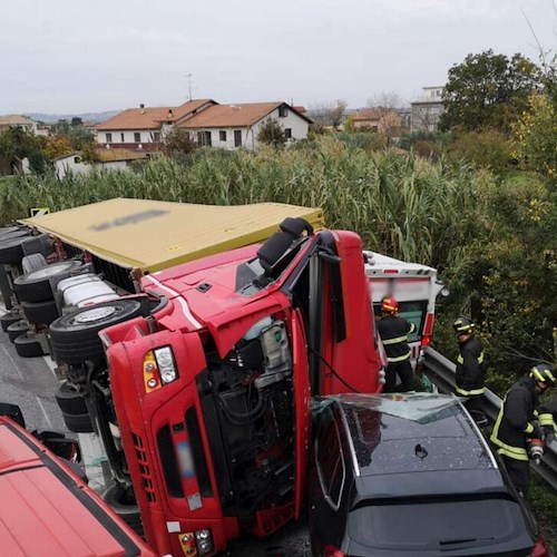 Ancona, camion si ribalta e schiaccia ambulanza della Croce Rossa: morti autista e paziente 