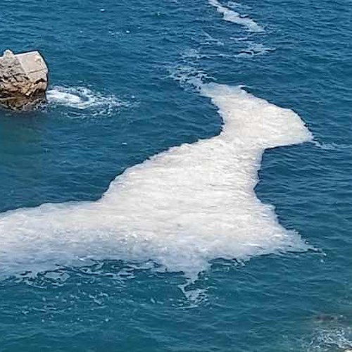 Ancora chiazze di schiuma bianca nel mare della Penisola Sorrentina