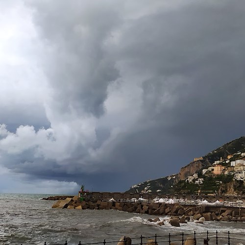 Ancora maltempo in Campania, allerta meteo Gialla su fascia costiera fino a domani mattina 