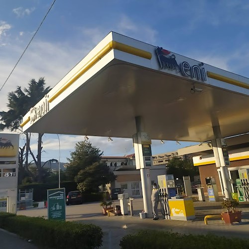 Ancora rialzi per i prezzi dei carburanti, Codacons: «Gasolio vola a 2,030 euro a litro, +37,5% rispetto al 2021»