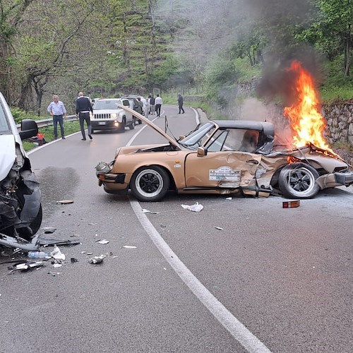 Ancora un incidente in Costiera Amalfitana, auto in fiamme sulla Ravello-Chiunzi / FOTO 