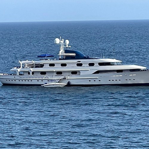 Ancora yacht in Costiera Amalfitana: al largo di Amalfi ecco "Emerald Azzurra" e "Cleopatra" / FOTO 