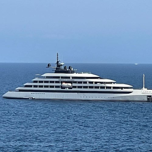 Ancora yacht in Costiera Amalfitana: al largo di Amalfi ecco "Emerald Azzurra" e "Cleopatra" / FOTO 