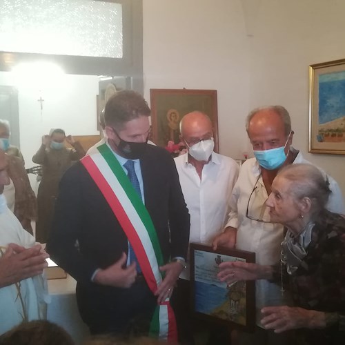 Antonia Criscuolo compie 100 anni, la Città di Positano si unisce alla famiglia Fusco per gli auguri 