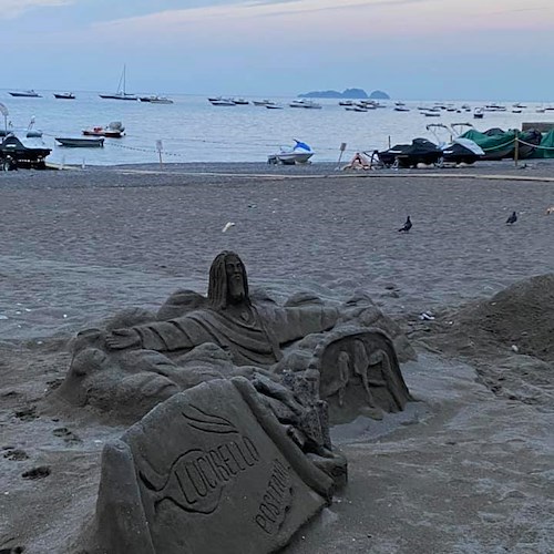 Antonio Iannini dedica una scultura di sabbia a Positano, il Cristo Redentore affascina tutti /FOTO