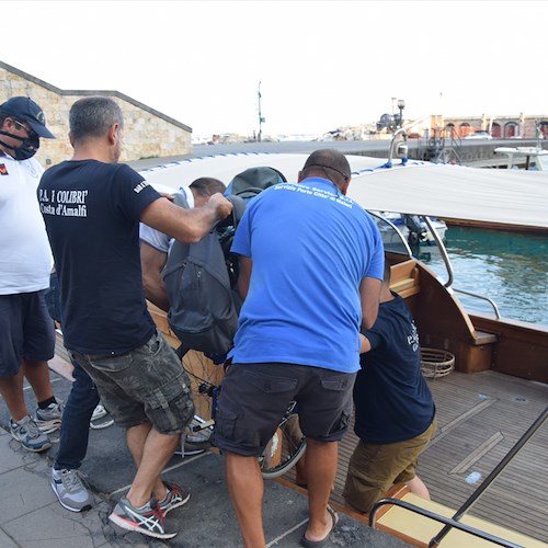 Antonio realizza il suo sogno con la famiglia: tour in barca ad Amalfi per il 13enne meno fortunato /Foto