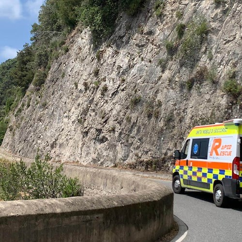 Anziana cade e perde sangue ma in zona non ci sono ambulanze: corsa contro il tempo a Vico Equense