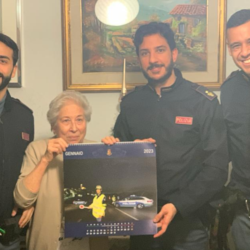 Anziana rimane sola per le feste a Roma, la Polizia di Stato le fa una sorpresa il giorno della Vigilia 