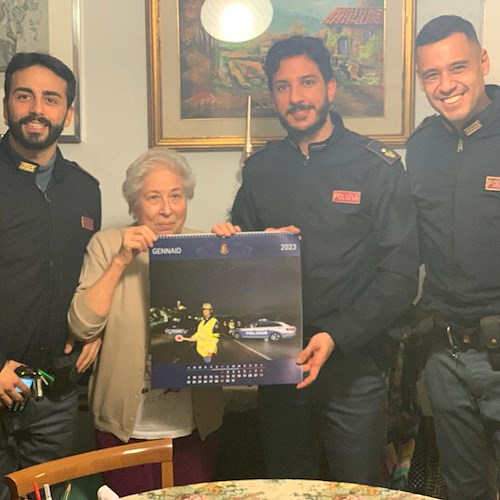 Anziana rimane sola per le feste a Roma, la Polizia di Stato le fa una sorpresa il giorno della Vigilia 