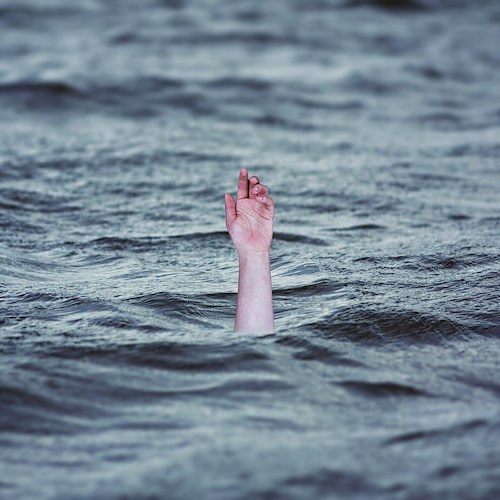 Anziana si tuffa in mare con mascherina e rischia di annegare: tragedia sfiorata in Cilento 