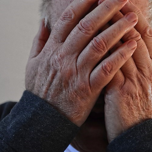 Anziano picchiato davanti a tabaccheria a Napoli: Giuseppe non ce l’ha fatta, morto dopo 5 mesi di agonia