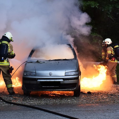 Appicca incendi accecato dalla gelosia, 54enne in manette a Massa Carrara