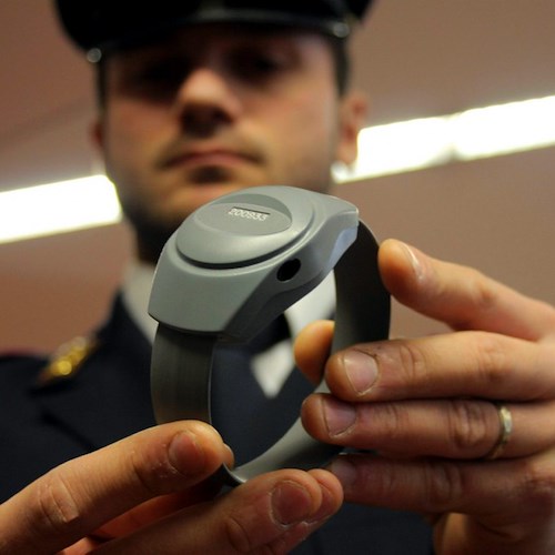 Applicato per la prima volta in Italia il braccialetto elettronico d’urgenza<br />&copy; Polizia di Stato