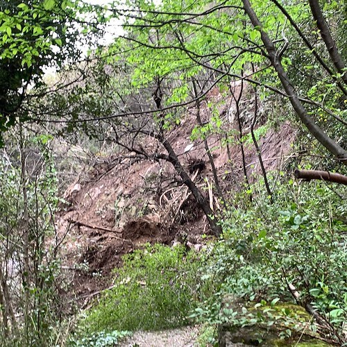 Apprensione ad Amalfi, crolla frana su stradina per Valle delle Ferriere / FOTO 