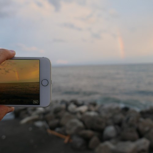 Arcobaleno e mare in tempesta chiamano a raccolta appassionati di fotografia a Maiori /Foto