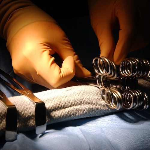 Arezzo, gli amputano il pene ma il tumore non c'era: medico rischia processo 