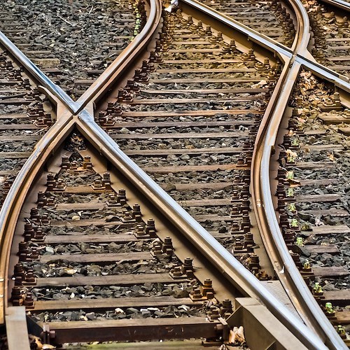 Arezzo, studente svizzero di 19 anni perde la vita sul treno soffocato da un boccone