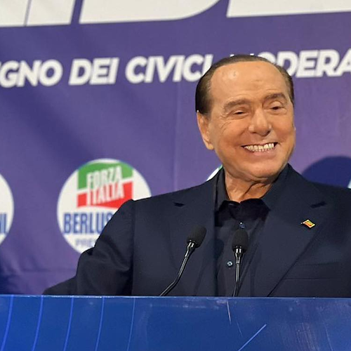 Armi all'Ucraina, Berlusconi contrario: «Così siamo in guerra». Poi cambia idea: «Doveroso inviarle»