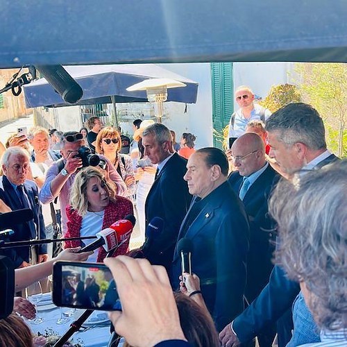 Armi all'Ucraina, Berlusconi contrario: «Così siamo in guerra». Poi cambia idea: «Doveroso inviarle»