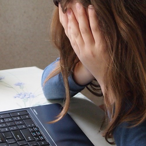 Bambina piange, computer<br />&copy; FotoRieth