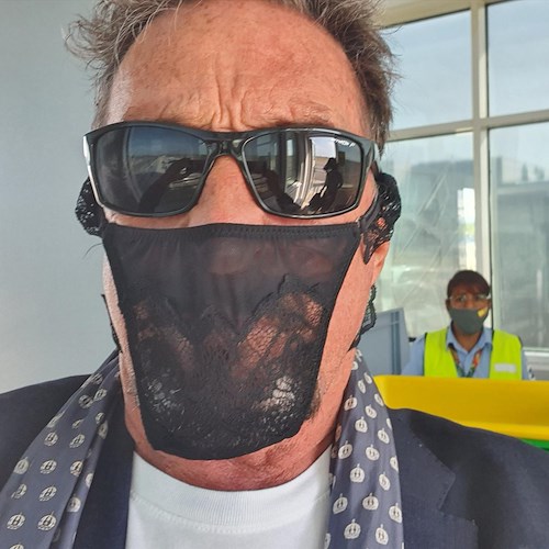 Arrestato John McAfee, il famoso programmatore di antivirus indossava un tanga al posto della mascherina