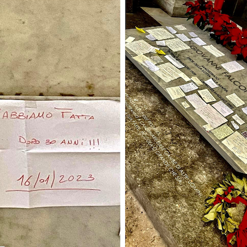 Arresto Messina Denaro, sulla tomba di Giovanni Falcone spunta un biglietto: «Ce l'abbiamo fatta Giovà» 