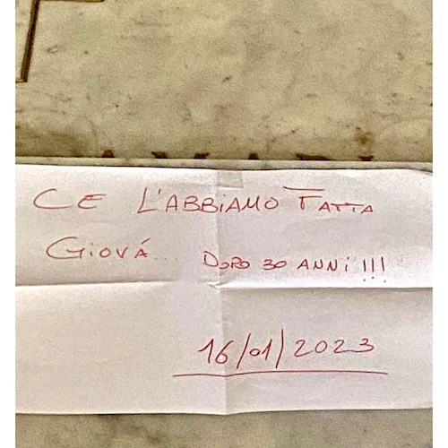 Arresto Messina Denaro, sulla tomba di Giovanni Falcone spunta un biglietto: «Ce l'abbiamo fatta Giovà» 